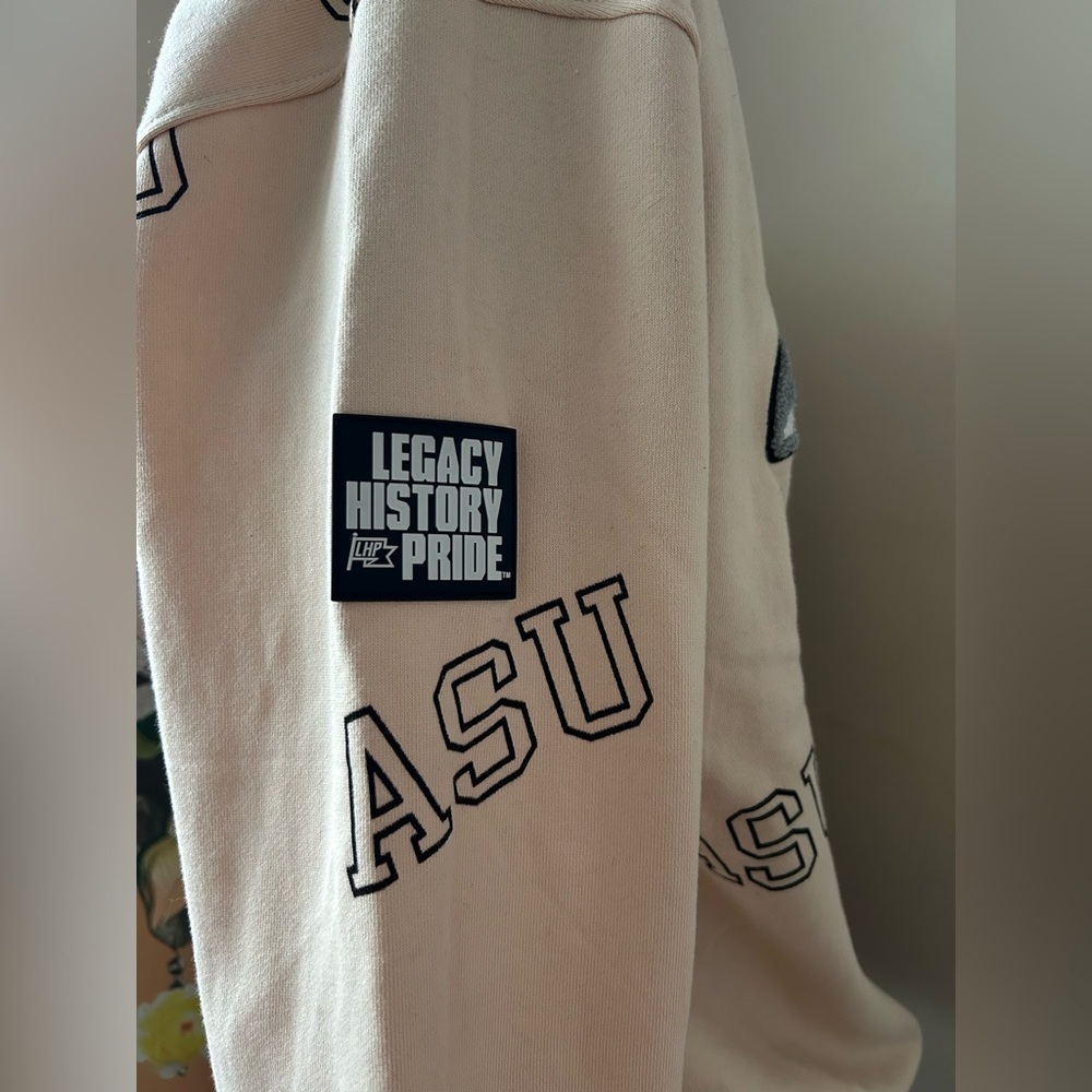 NWOT ALABAMA STATE CREW NECK, CHENILLE GRAPHIC, SWEATSHIRT.
ABSOLUTELY NEW. - Picture 4 of 9